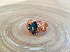 Koperkleurige ring met lotusbloem. Ringmaat 18