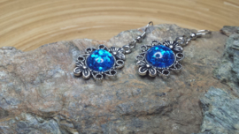 Blauwe strass oorbellen op een bloemen ornament