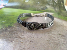 Heren armband van 2 mm grijs rondleer met Keltische knoop