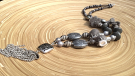 Lange grijze ketting met viltkralen en spiegeltjes