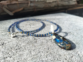 Korte rocailles ketting met blauw/goudkleurige natuursteen druppelhanger