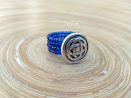 Koningsblauwe wire ring. Maat 17.5