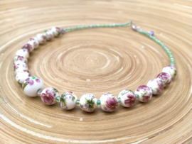 Keramische bloemenketting in wit, roze en groen