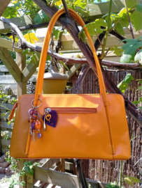 Leren retro handtas zeventiger jaren stijl in oranje