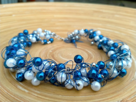 Handgemaakte donkerblauwe met witte krulketting