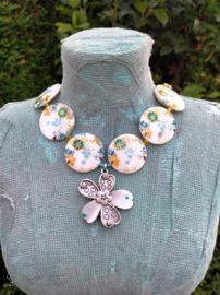 Korte bloemketting van platte schelpkralen