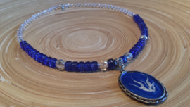 Blauwe ketting met glas cubes en handbewerkt ornament