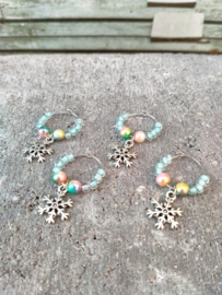 Wijnglas versiering, glas marker of glas ring ijsblauw, rainbow kralen