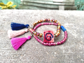 2 -Delige set metallic cerise en goudkleurige armbandjes met keramiek kraal