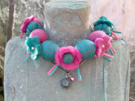 Turquoise met paarse vilten ketting