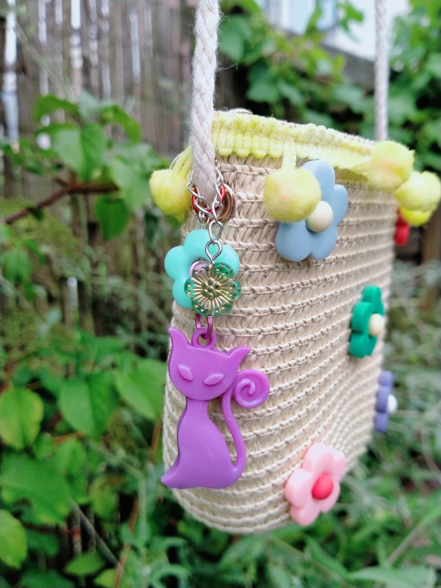Leuk opgepimt raffia kindertasje met bloemmotief