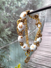 Zachtgroene Kazuri armband met gouden accenten