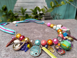 Ibiza style ketting met grote glas- en keramiek parels