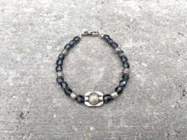 Grijs armbandje van facet geslepen Tsjechische glas bicones