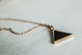 Korte Ketting "Black Leather Triangle"