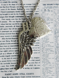Medaillon Ketting "On The Wings Of Love"