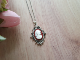 Camee Ketting "Wine Red Lady"