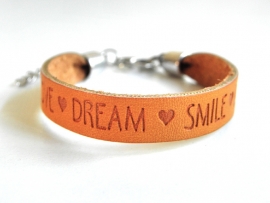 Leren Tekst Armband "Dream Smile Love" Cognac