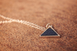 Korte Ketting "Black Leather Triangle"