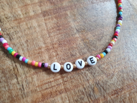 Gekleurde Kralen Ketting "LOVE"