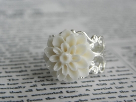 Ring "Chrysanthemum Ivory" met Bloem