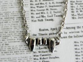 Vampire Diaries Ketting "Vampire Fangs"