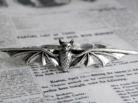 Two Finger Ring "Bad Bat" Zilverkleurig