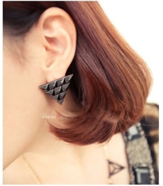 Oorbellen "Studded Triangle"