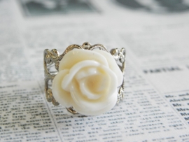 Zilverkleurige ring "Cream Rose"