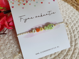 Juf Armbandje – “Fijne Vakantie” met Groen Visje En Kaartje Naar Keuze