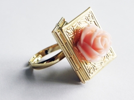 Medaillon Ring "Book Of Roses"