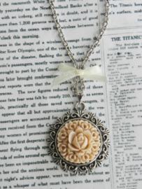 Ketting "All The Roses are For You" met Bloemen Camee