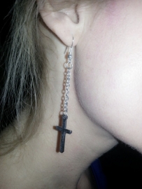 Kruis Oorbellen "Cross On A Chain"