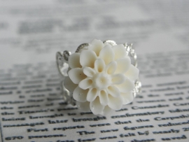 Ring "Chrysanthemum Ivory" met Bloem