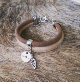 Leren Armband "The Feather & the Arrow" (ook leverbaar met andere bedels)