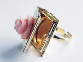 Medaillon Ring "Book Of Roses"