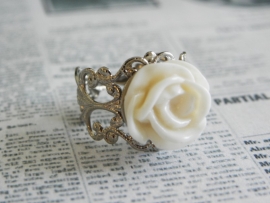 Zilverkleurige ring "Cream Rose"