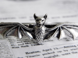 Two Finger Ring "Bad Bat" Zilverkleurig