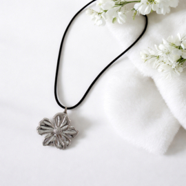 Ketting "Large Silver Flower" Kies zelf de lengte / Keuze uit echt leren ketting of stainless steel ketting