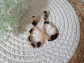 Grote Tortoise / Luipaard Oorbellen "Drop it" Beige