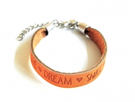 Leren Tekst Armband "Dream Smile Love" Cognac