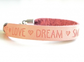 Leren Tekst Armband "Smile Love Dream" Rose Peach