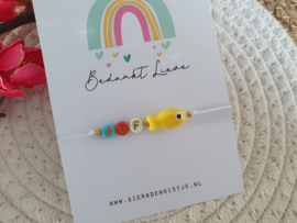 Juf Armbandje – “Bedankt Lieve Juf” met Geel Visje en Kaartje Naar Keuze