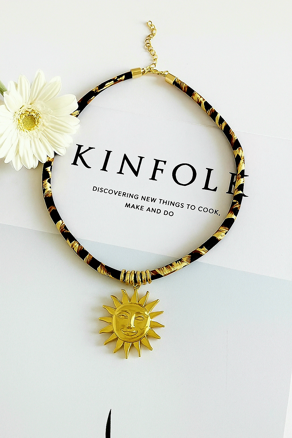 Statement Ketting Met Zon Hanger – "Sunshine" Luipaardprint & Stainless Steel