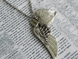 Medaillon Ketting "On The Wings Of Love"