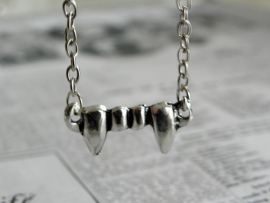 Vampire Diaries Ketting "Vampire Fangs"