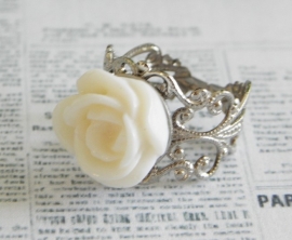Zilverkleurige ring "Cream Rose"