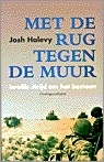 Met de rug tegen de muur