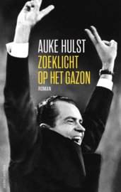 Auke Hulst ; Zoeklicht op het gazon