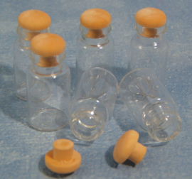 Glazen flesje met plastic dopje met houtstructuur (glas)